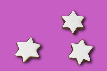 Zimtsterne auf lila Hintergrund