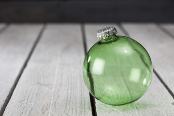 Christbaumkugel aus Glas auf Holzuntergrund