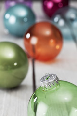 Bunte Christbaumkugeln auf Holzuntergrund