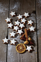 Zimtsterne mit Weihnachtsdekoration auf Holzuntergrund