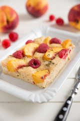 Kuchen mit Aprikosen und Himbeeren