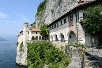 Fototapeta na wymiar The monastery of Santa Caterina del sasso on lake maggiore