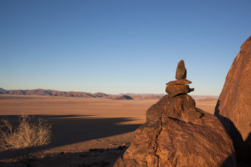 Fototapeta na wymiar Totem di sassi sulla roccia