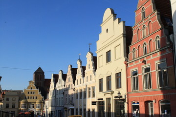 Fototapeta na wymiar Hanseatische Giebelhäuser in der Wismarer Krämerstraße