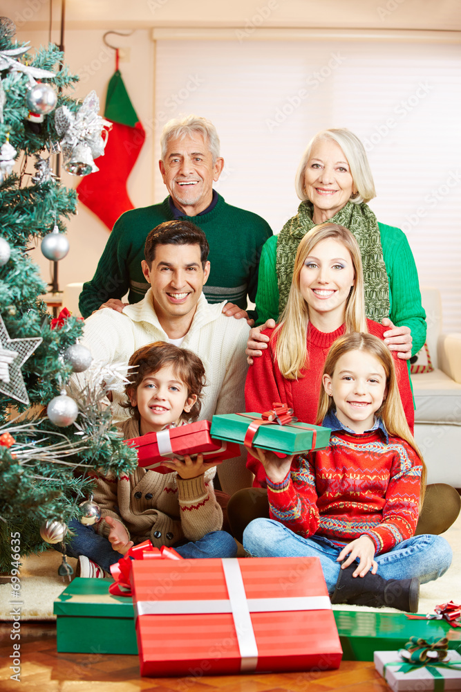 Wall mural Familie mit Großeltern zu Weihnachten