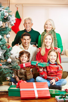 Familie mit Großeltern zu Weihnachten