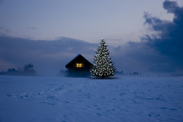 Beleuchtete Hütte im winter