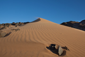 Fototapeta na wymiar Sabbia e sassi in Namibia