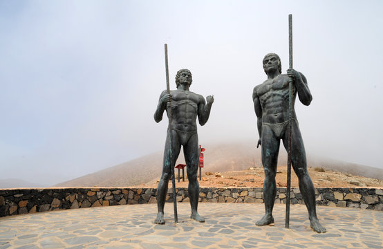 Statues des rois guanches Guise et Ayose &agrave; Betancuria