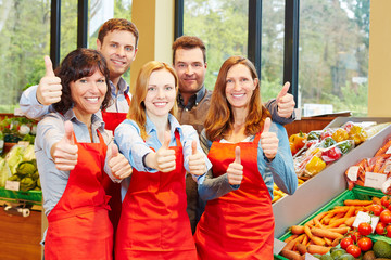 Mitarbeiter zeigen Teamwork im Supermarkt
