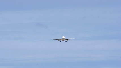 Avión comercial volando