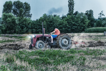 Obraz premium Feld mit traktor beackern