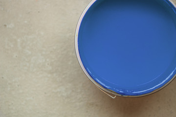 Farbeimer mit blauer Farbe