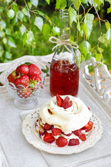 Garden party: pavlova with strawberries