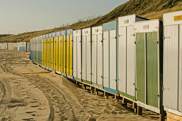 Fototapeta na wymiar Zoutelande Nederland strandhuisjes op strand