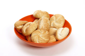 orange Schale mit Brötchen