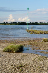 Schifffahrtszeichen am Flussufer
