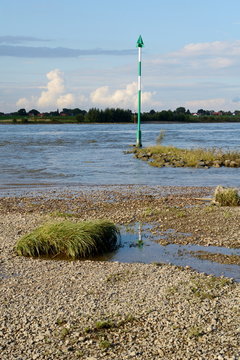 Schifffahrtszeichen am Flussufer