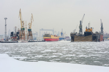 Morze, Gdynia, Polska, zimowy port z suchym dokiem w tle