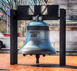 Obraz premium Liberty Bell replica in front of Union Station in Washington D.C