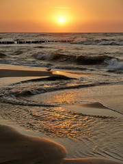 Morze, piękna plaża o wschodzie słońca
