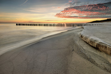 Morze, piękna plaża o wschodzie słońca