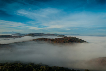 Berge und Nebel