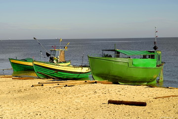 Morze, łodzie rybackie na plaży © janmiko
