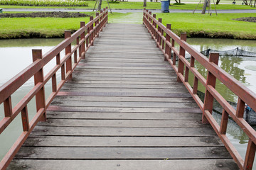Fototapeta premium Wood bridge in park