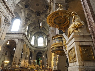 Fototapeta na wymiar Iglesia de Saint Sulpice en París