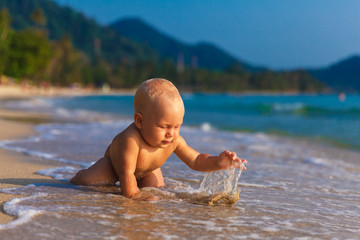 Fototapeta premium A little kid having fun on a tropical beach.