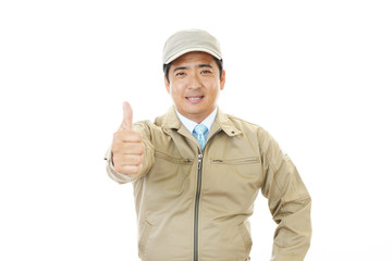 ガッツポーズの笑顔の男性