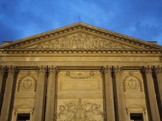 Obraz premium Anochecer en el Museo del Louvre en París