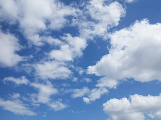 Naklejka premium Jesienne niebo w Tokio