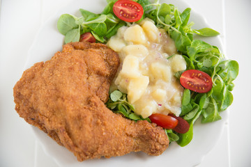 Gebackener Hühnerschenkel mit Salat