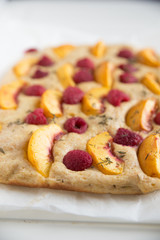 Kuchen mit Aprikosen und Himbeeren