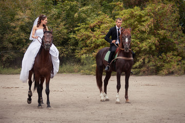 Fototapeta na wymiar wedding couple on horses
