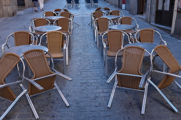 Terrasse de café, tables et chaises