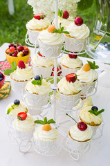 Obraz na płótnie Canvas Cupcakes with berries