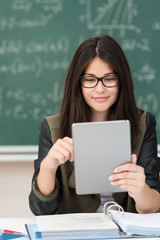 schülerin benutzt tablet-pc im unterricht