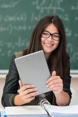 schülerin mit tablet-pc in der klasse