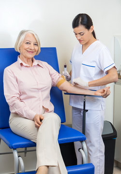 Businesswoman Undergoing Blood Test In Clinic
