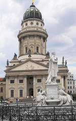 Fototapeta na wymiar Das Schillerdenkmal vor dem Französischen Dom