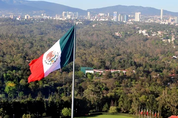 Poster Gigantische Mexicaanse nationale vlag wappert boven Mexico-Stad © Rafael Ben-Ari