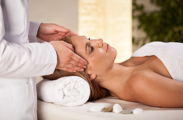 Obraz na płótnie Canvas Head massage in spa room