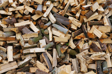 Hintergrund ungeordneter Haufen Brennholz formatfüllend