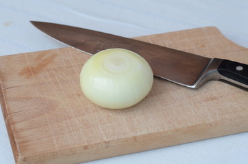 Zwiebel auf Schneidbrett