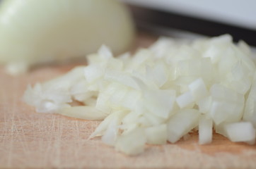 Zwiebel auf Schneidbrett