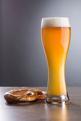 Weizenbier und Brezen