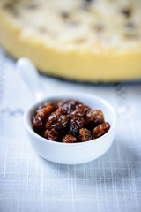 Rum-Rosinen, Kuchen im Hintergrund
